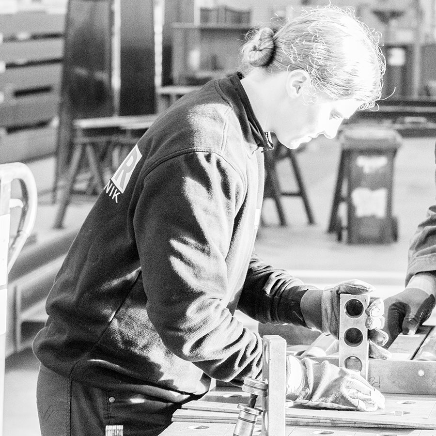 Frauenpower in der Werkhalle von HAHNER Technik
